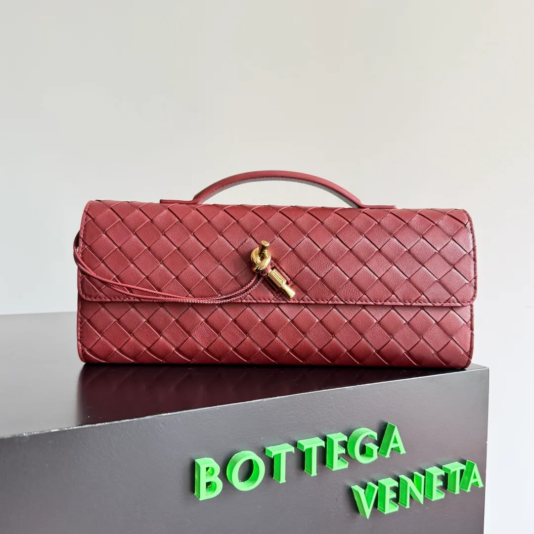 The batch of 1360 BV Andiamo evening handbags has been heavily planted again~ The designer aesthetics in the era of economic downturn are back. I fall in love with it at first sight and can't put it down. It's so beautiful and full of aura. The shape and texture are very competitive. It's light in weight and has sufficient capacity. It's a must-have for fashionistas. It's suitable for many occasions, minimalist, high-end and light luxury. Model No.: 741511 Size: 31*13*3cm